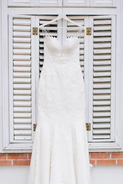 ハンガーには白いウェディングドレスが掛けられていた ウェディングドレスの購入 — ストック写真