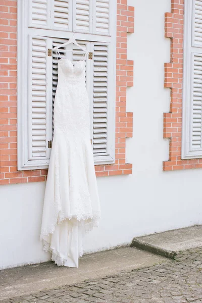 ハンガーには白いウェディングドレスが掛けられていた ウェディングドレスの購入 — ストック写真