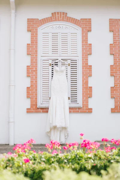 Ramínku Visely Bílé Svatební Šaty Koupě Svatebních Šatů — Stock fotografie