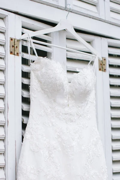 Ramínku Visely Bílé Svatební Šaty Koupě Svatebních Šatů — Stock fotografie