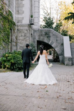 Gelin ve damat el ele yürür..