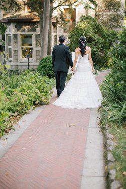 Gelin ve damat el ele yürür..