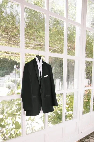 Düğün Günü Kışlık Odada Elbise Askısı Asmak Siyah Beyaz — Stok fotoğraf