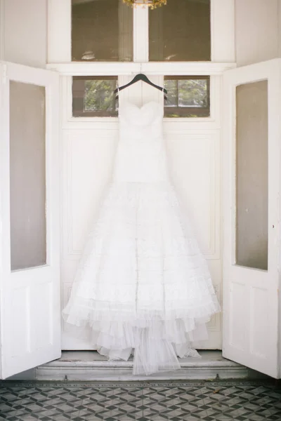 一件白色的婚纱挂在衣架上 买婚纱 — 图库照片