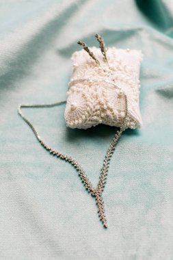 Gelinin kolyesi. Düğün hazırlıkları. Gelin aksesuarları.