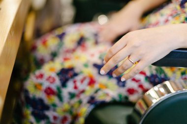 Evlilik yüzüğü. Evli bir kadın. Altın yüzük.