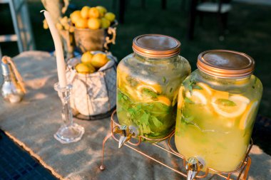 Limonata büfesi. Düğün alanı dekorasyonu. Düğün hazırlıkları..