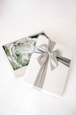 Gelin saçı tacı. Hediye kutusunun içinde. Düğün günü..