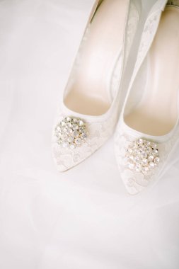 Tulle üzerinde gelinlik ayakkabıları. Gemstone ve dantel.