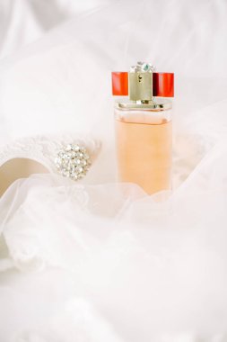 Tulle üzerinde gelinlik ayakkabıları. Gemstone ve Dantel. Parfüm şişesi.