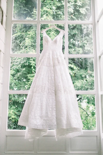 Vestido Casamento Branco Pendurado Cabide Preparações Para Dia Casamento — Fotografia de Stock