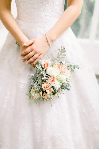 Nevěstina Květina Bílé Květiny Hedvábná Stuha Pár Focení Svatební Den — Stock fotografie