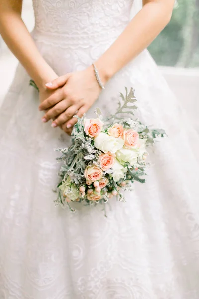 Nevěstina Květina Bílé Květiny Hedvábná Stuha Pár Focení Svatební Den — Stock fotografie