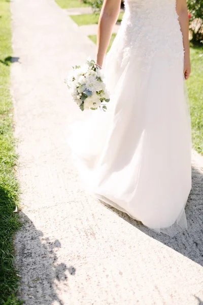花嫁の花 白い花とシルクリボン 結婚式の日にカップル撮影 — ストック写真