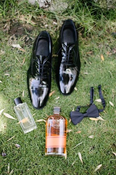 Acessórios Groom Gravata Sapatos Perfume Uísque Relva — Fotografia de Stock