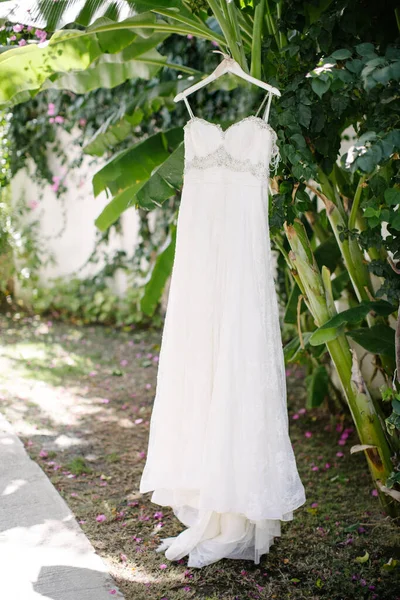 結婚式のドレスは庭にぶら下がっている 晴れと暑い天気 — ストック写真