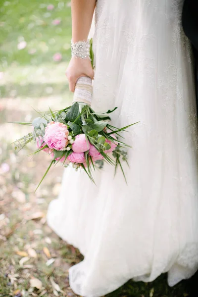 Růžová Svatební Květina Nevěsta Drží — Stock fotografie