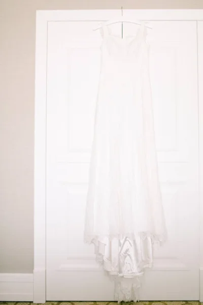 ワードローブにかかって結婚式のドレス — ストック写真