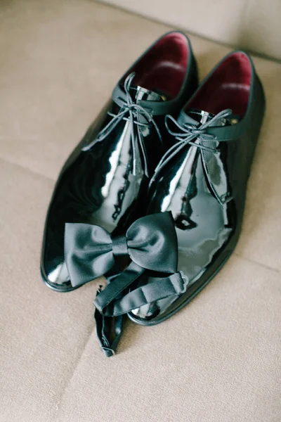Zapatos Boda Charol Negro Pajarita Detalles Reparaciones Boda Interior Cerca —  Fotos de Stock