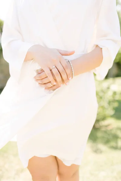 Anillo Boda Brazalete Novia Levanta Con Vestido Vestido Imagen de archivo