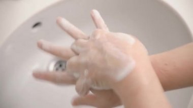 El yıkama. Kadın ellerini cerrahi yöntemlerle yıkıyor. Coronavirus 'tan koruma. Ellerini en az 20 saniye yıka..