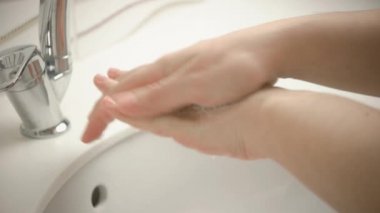 El yıkama. Kadın ellerini cerrahi yöntemlerle yıkıyor. Coronavirus 'tan koruma. Ellerini en az 20 saniye yıka..