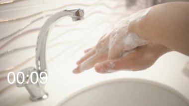 El yıkama. Kadın ellerini cerrahi yöntemlerle yıkıyor. Coronavirus 'tan koruma. Ellerini en az 20 saniye yıka..