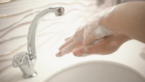 Händewaschen Die Frau Wäscht Sich Mit Chirurgischen Methoden Die Hände — Stockvideo