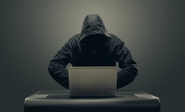 Dizüstü bilgisayar tarafından maskeli hacker