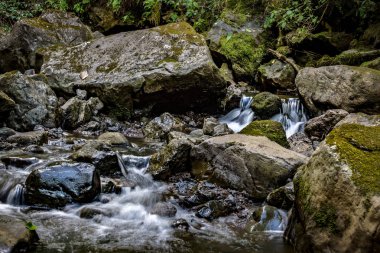 Su akışı kayalık duvar
