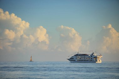 Yolcu gemisi ve yelkenli Okyanusu