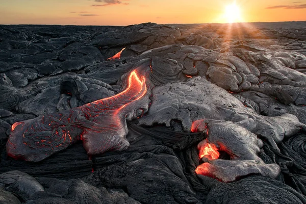 黑色熔岩领域与火焰 — 图库照片