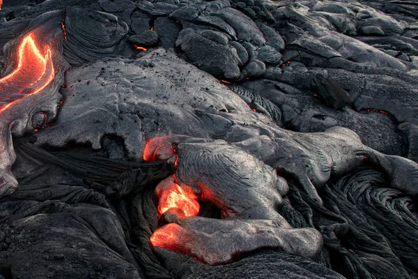 Champ de lave noire avec flammes — Photo