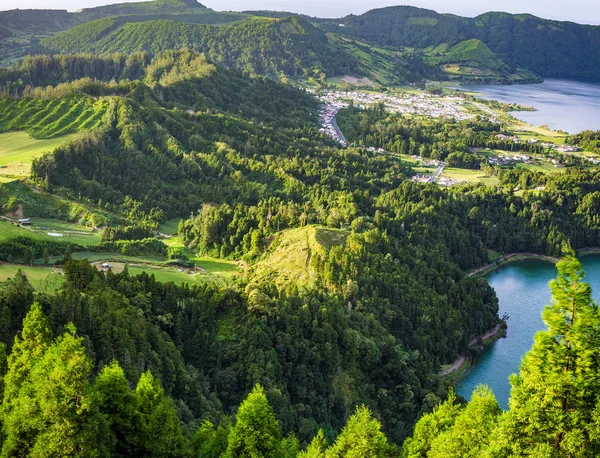 在山中的绿色山谷 — 图库照片