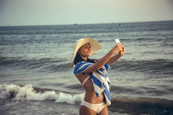 Жінка на пляжі приймає селфі — стокове фото