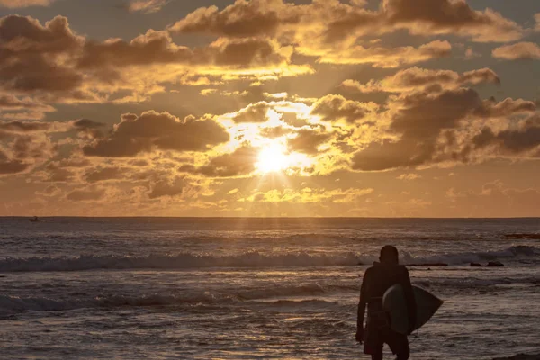 Surfař na tropické večer na pláži — Stock fotografie