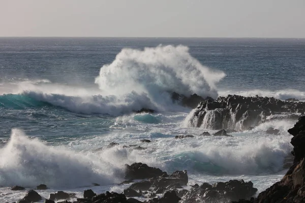 Oceano onda áspera com salpicos — Fotografia de Stock