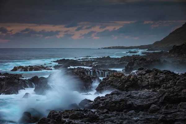 Hrubé vlny oceánu s tryskající — Stock fotografie