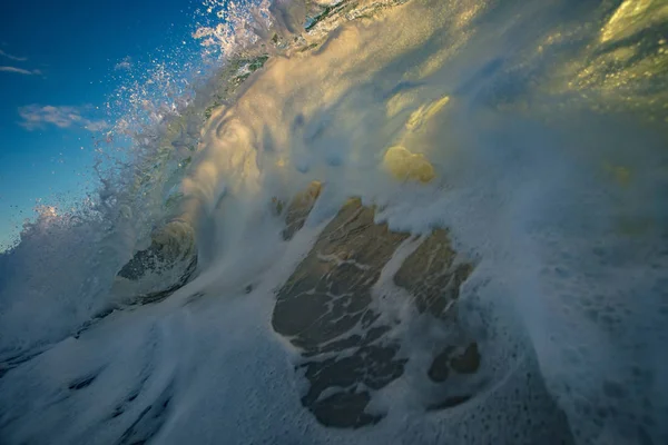 Océan vague rugueuse avec éclaboussures — Photo