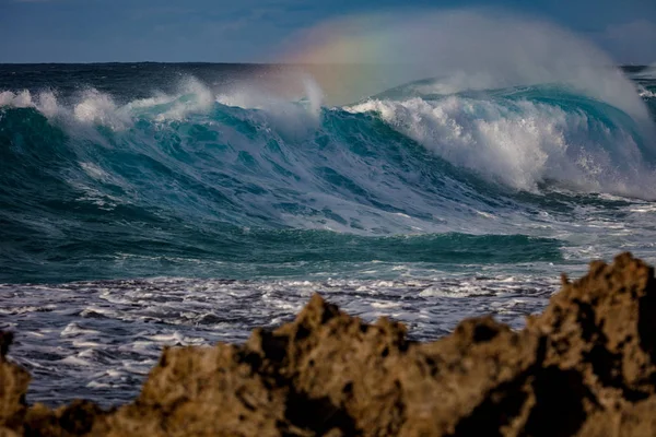 Oceano onda áspera com salpicos — Fotografia de Stock