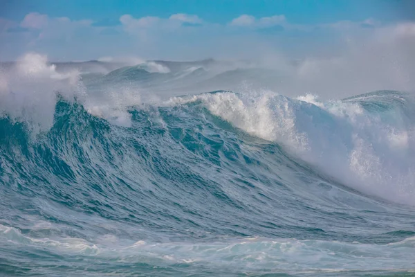 Hrubé vlny oceánu s tryskající — Stock fotografie