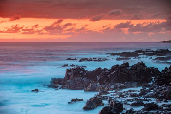 Belo pôr do sol no oceano pacífico — Fotografia de Stock