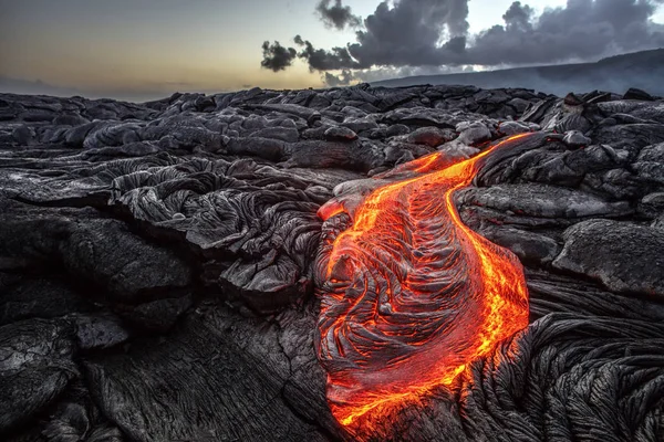Zwarte lava veld met vlammen — Stockfoto