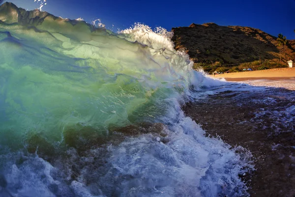 Ondas do mar batendo contra as rochas — Fotografia de Stock