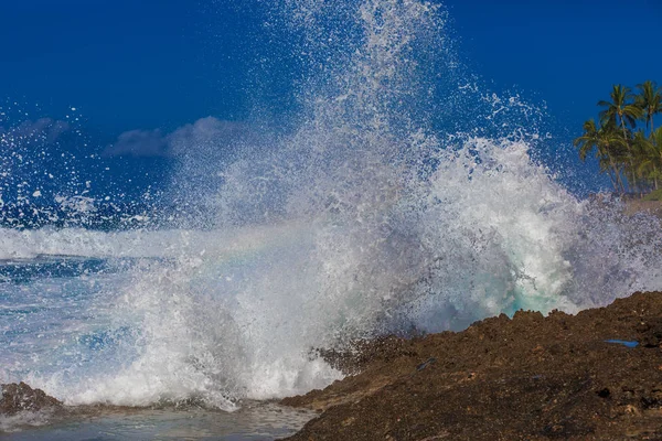 Fale morskie uderzające o skały — Zdjęcie stockowe