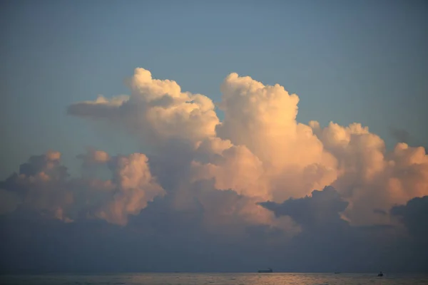 Krásný západ slunce mraky nad oceánem — Stock fotografie