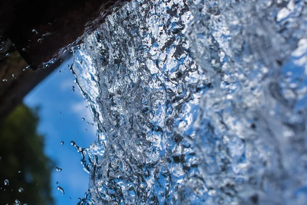 Água limpa com fundo azul — Fotografia de Stock