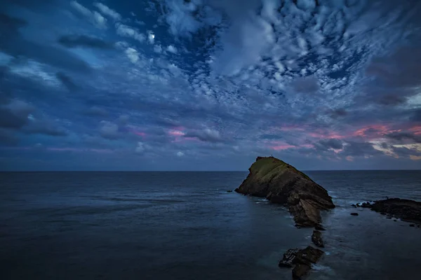 Oceano e rocce di notte — Foto Stock