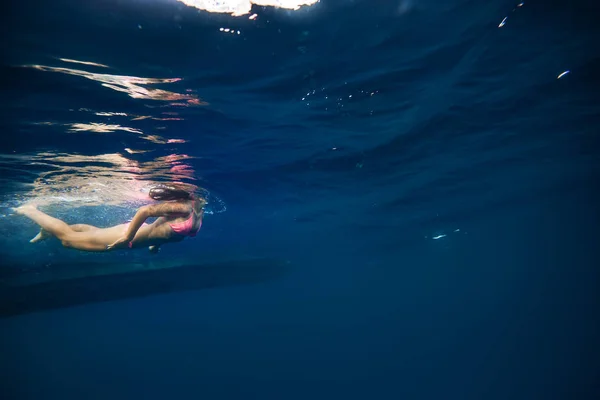 Dziewczyna pod wodą w blue ocean — Zdjęcie stockowe