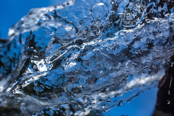 Čistá voda s modrým pozadím — Stock fotografie